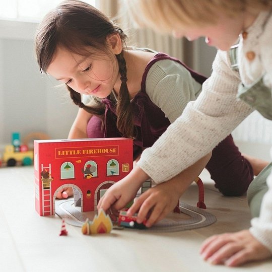 Petit Collage Zestaw z Drogą i Nakręcanym Samochodem Straż Pożarn