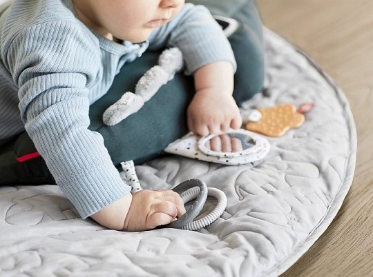 Done By Deer Poduszka z Zabawkami Croco Green