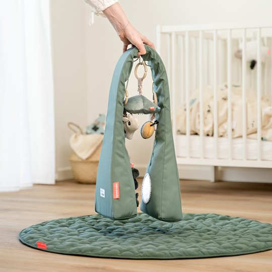 Done by Deer Pałąk z Zabawkami - Stojak Edukacyjny