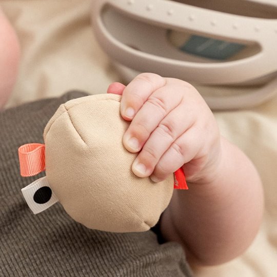 Done by Deer Gryzak Zabawka do Chwytania Kurka Clucky z Grzechotk