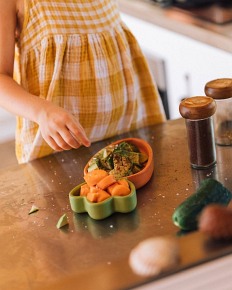 Oli & Carol Drewniany Talerzyk Dzielony dla Dziecka Marchewka