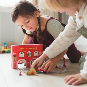 Petit Collage Zestaw z Drogą i Nakręcanym Samochodem Straż Pożarn