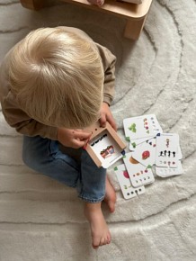 WiemTo Pudełko i 6 Zestawów Kart. Zestaw dla dzieci 2+