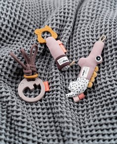 Done by Deer Zestaw Prezentowy z Grzechotkami Powder