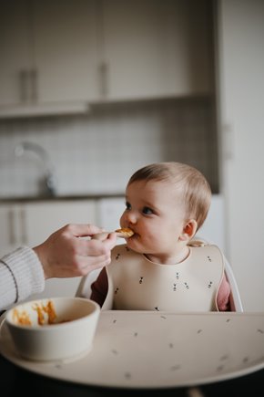 Mushie Silikonowa Miseczka dla Dziecka Ivory