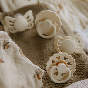 FRIGG Zestaw startowy: 4 smoczki uspokajające Floral Heart - Crea